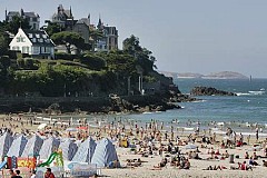 Un enfant de 11 ans meurt en creusant un trou sur la plage