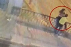 Un couple qui s'embrassait sur un pont chute mortellement dans le vide Un couple qui s'embrassait sur un pont chute mortellement dans le vide