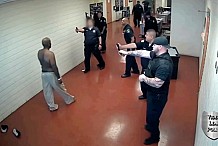 Un prisonnier se bat contre 19 gardiens de prison (vidéo)