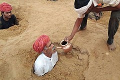 Inde: les fermiers s’enterrent jusqu’au cou pour sauver leur terre Inde: les fermiers s’enterrent jusqu’au cou pour sauver leur terre