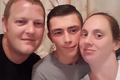 Il fait ce selfie avec ses deux «amis» avant que ces derniers ne l'enterrent vivant Il fait ce selfie avec ses deux «amis» avant que ces derniers ne l'enterrent vivant