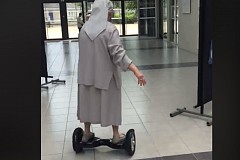 Une religieuse de 77 ans va voter en hoverboard (et gère grave) - vidéo