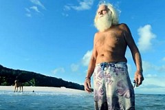 Un ancien millionnaire qui a tout perdu vit depuis vingt ans sur une île déserte (Vidéos)