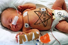 Pour baptiser leur nouveau né, ses parents satanistes lui font tatouer le diable sur le ventre