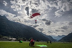 Pour se débarrasser de sa femme, il sabote son parachute. Il prend 18 ans