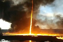 Un phénomène rarissime: une tornade de feu filmée au Royaume-Uni - Vidéo