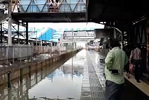 Un train traverse une gare inondée à toute vitesse (vidéo)