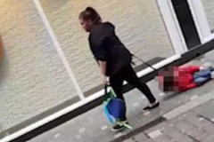 Elle traîne son enfant avec une laisse Elle traîne son enfant avec une laisse