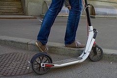 Le cambrioleur prend la fuite en trottinette Le cambrioleur prend la fuite en trottinette