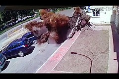 Ukraine: La canalisation défaillante fait exploser le trottoir - vidéo