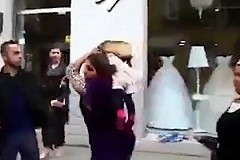 Elle utilise son bébé comme d'une arme pour frapper un homme
Elle utilise son bébé comme d'une arme pour frapper un homme