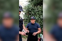 Un policier américain vole l’argent d’un vendeur de hot-dog (vidéo)