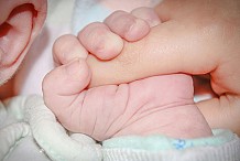 Elle coule ses quatre bébés dans le béton