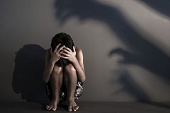 17 hommes violent une fillette de 11 ans dans une résidence 17 hommes violent une fillette de 11 ans dans une résidence