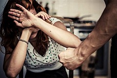 Un père âgé de 50 ans viole sa propre fille de 20 ans le jour de son mariage Un père âgé de 50 ans viole sa propre fille de 20 ans le jour de son mariage