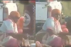 Une femme prise en train de frotter les fruits qu'elle vend entre ses jambes (vidéo)