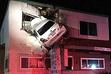 Une voiture s'encastre au premier étage d'un cabinet dentaire