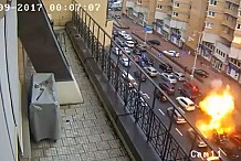 Une voiture piégée explose en pleine rue à Kiev et tue un homme (vidéo)
