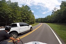 Un automobiliste renverse volontairement un cycliste (vidéo)