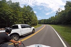 Un automobiliste renverse volontairement un cycliste (vidéo) Un automobiliste renverse volontairement un cycliste (vidéo)