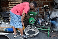 Roland Adjovi: l'entrepreneur béninois  qui transforme les déchets végétaux en charbon de bois 